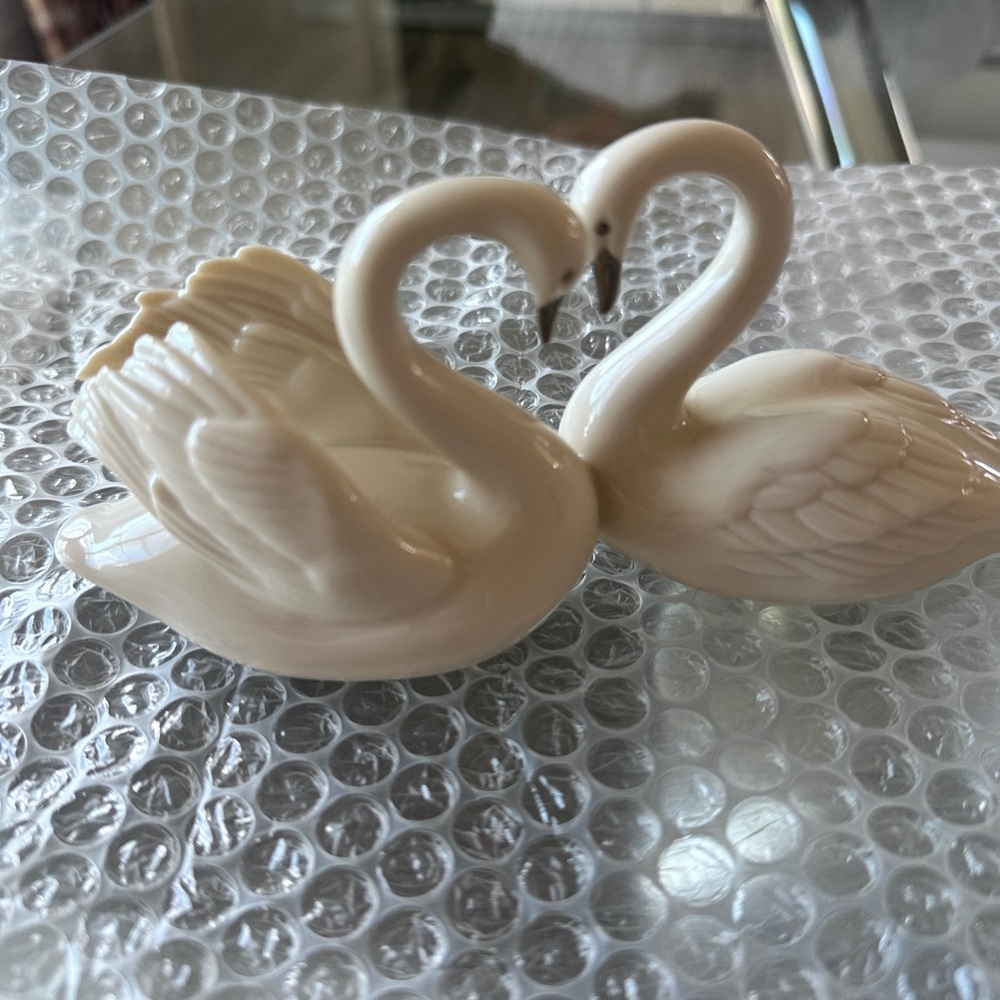 Lenox Ivory Ceramic Swan Pair Figurines